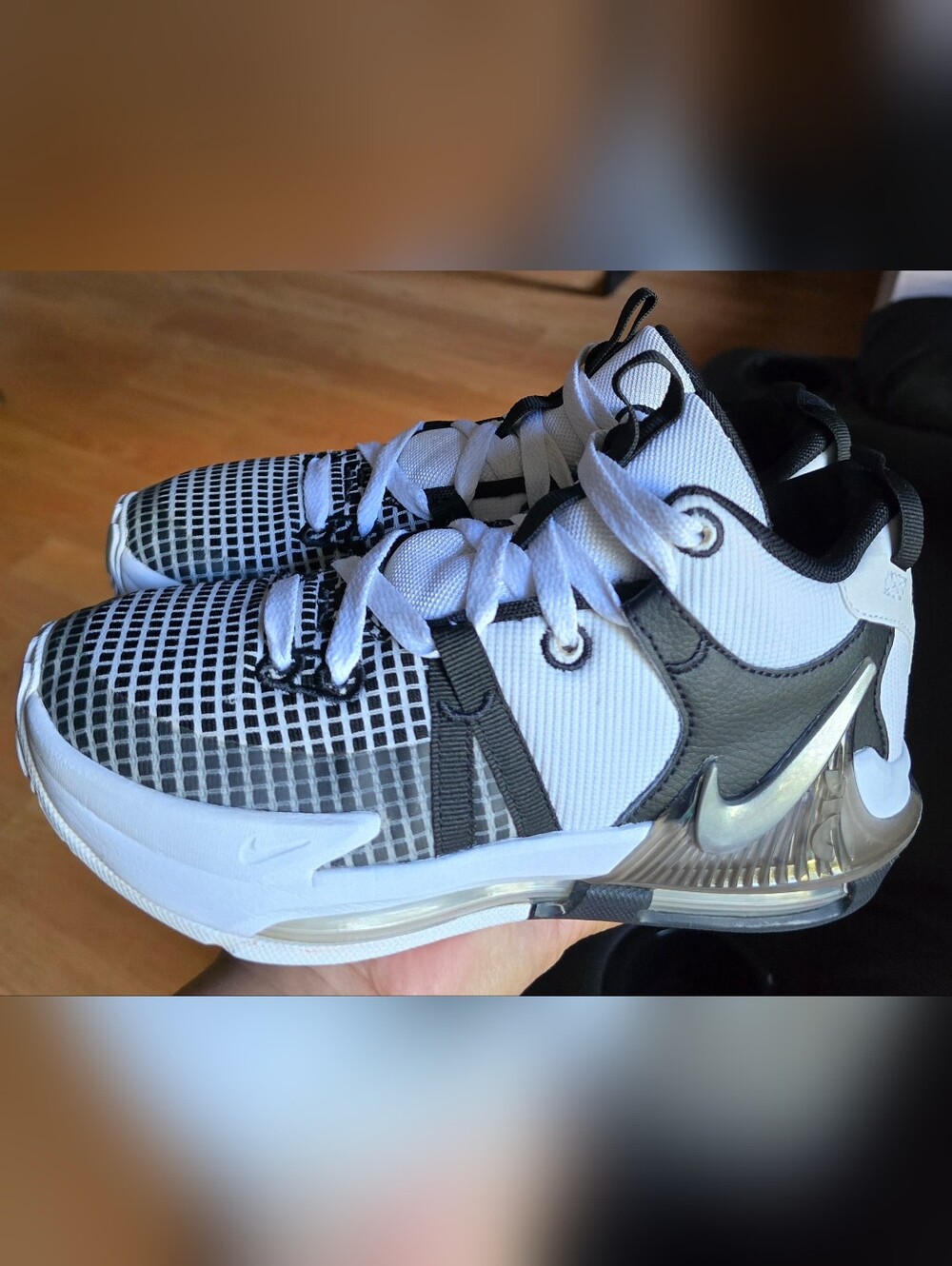 Sz 4Y Big Kids NIKE LEBRON WITNESS VII 'White/Metallic Silver/Black'